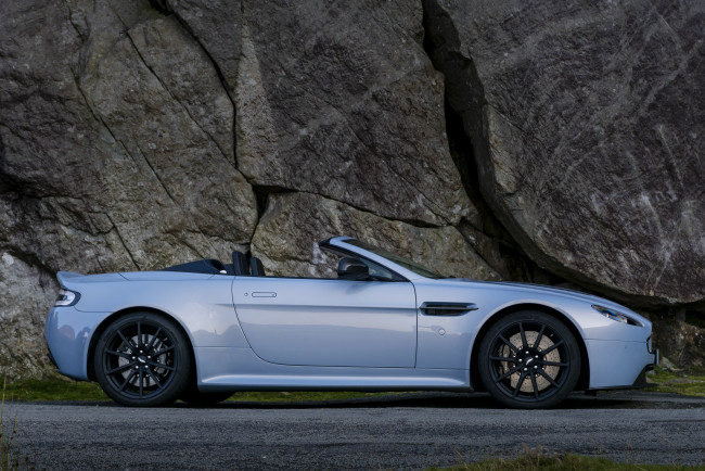 Обои картинки фото автомобили, aston martin, серый, 2014г, v12, aston, martin, uk-spec, roadster, vantage, s