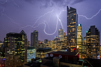 Картинка downtown+-+toronto +on города торонто+ канада гроза ночь
