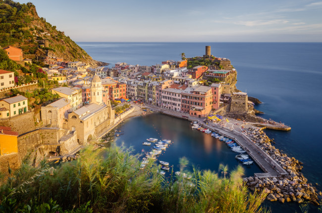 Обои картинки фото vernazza, города, - панорамы, море, бухта, скала, поселок