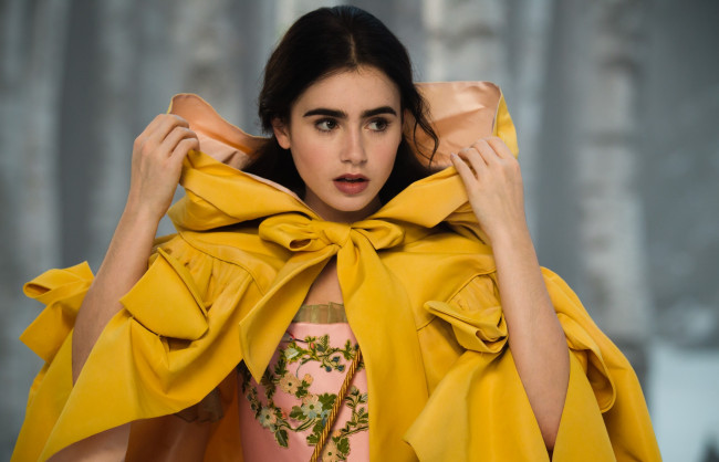 Обои картинки фото кино фильмы, mirror mirror, актриса, плащ, лес, ???????, ?????, ??????????, ????? ??????, lily collins, snow white, ???? ???????