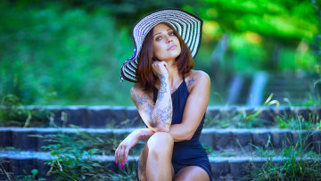 Картинка девушки -unsort+ брюнетки темноволосые поза женщина ступени шляпа