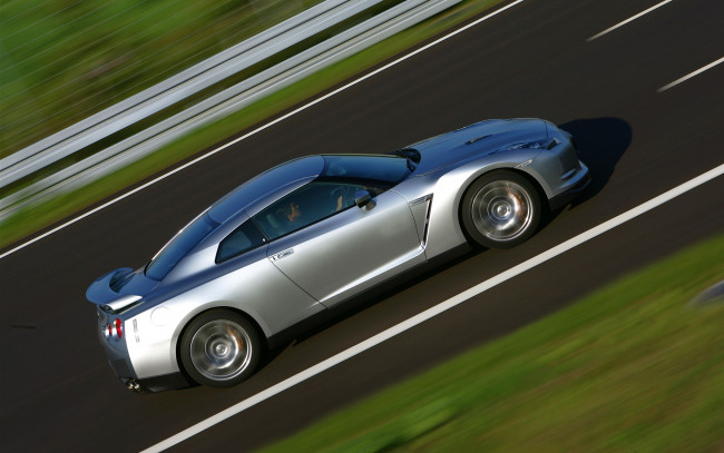 Обои картинки фото nissan gt-r, автомобили, nissan, datsun, ниссан, серебристый, скорость, шоссе, дорога