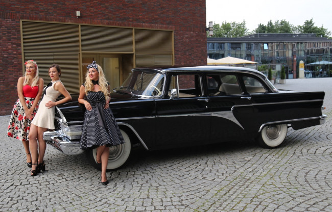 Обои картинки фото газ- 13 чайка, автомобили, -авто с девушками, газ-, 13, чайка, автомобиль, ретро, девушки, модели, классика, чёрный