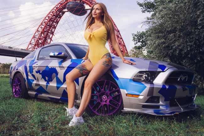 Обои картинки фото автомобили, -авто с девушками, девушка, модель, блондинка, стройная, сексуальная, татуировка, тату, автомобиль, авто, ford, поза