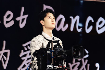 Картинка мужчины wang+yi+bo артист камера