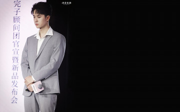 Картинка мужчины wang+yi+bo артист костюм микрофон