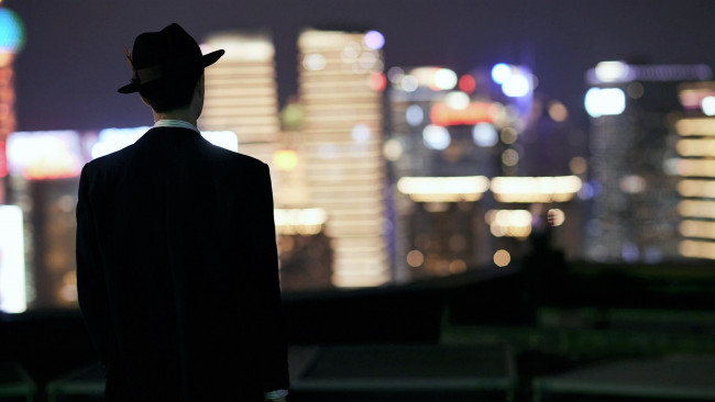 Обои картинки фото мужчины, wang yi bo, костюм, шляпа, город, огни