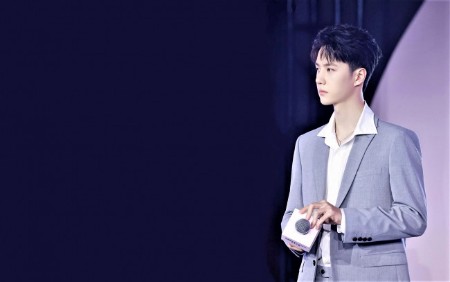 Обои картинки фото мужчины, wang yi bo, артист, костюм, микрофон