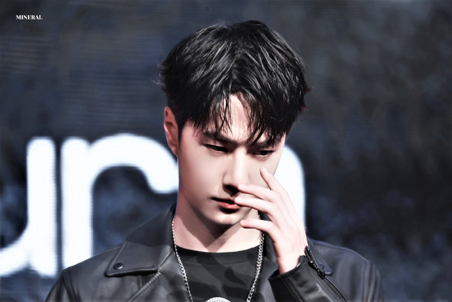 Обои картинки фото мужчины, wang yi bo, лицо, куртка, цепь