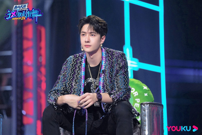 Обои картинки фото мужчины, wang yi bo, шоу, капитан, кресло