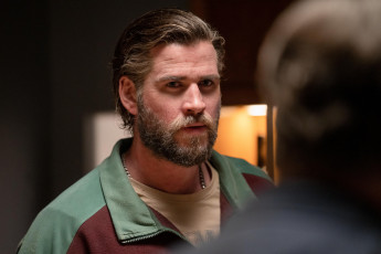 Картинка poker+face+||+2022 кино+фильмы poker+face liam hemsworth poker face лиам хемсворт боевик триллер криминал