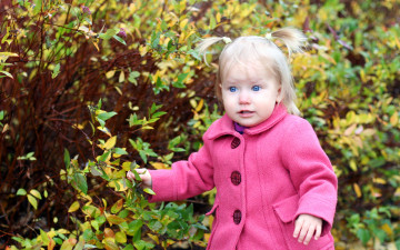 Картинка разное дети девочка пальто кусты