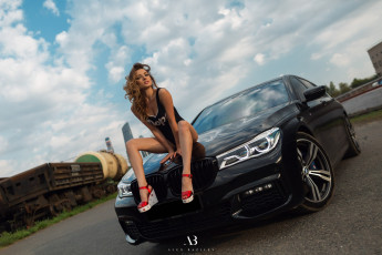Картинка автомобили -авто+с+девушками алексей базилев загорелый автомобиль женщины на природе сидит блондинка монокини туфли танкетке с машинами