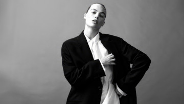 Картинка девушки margot+robbie актриса черно-белая пиджак