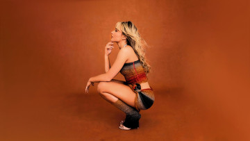 Картинка девушки sabrina+carpenter блондинка топ юбка гольфы