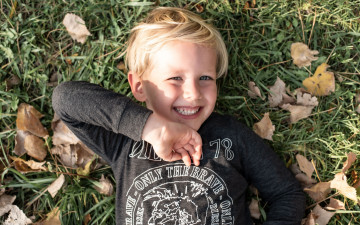 Картинка разное дети мальчик свитер трава листья