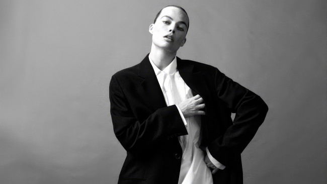 Обои картинки фото девушки, margot robbie, актриса, черно-белая, пиджак