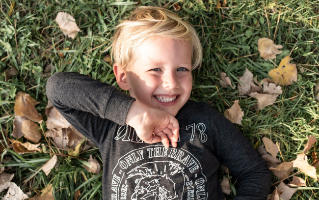 Обои картинки фото разное, дети, мальчик, свитер, трава, листья