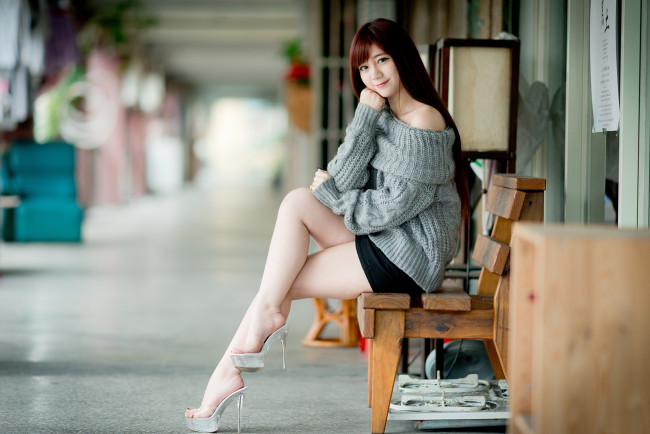 Обои картинки фото девушки, - азиатки, азиатки, модель, женщины, длинные, волосы, темные, сидит, ноги, мини, юбка, свитер, голые, плечи, рыжая, скрестив, боке