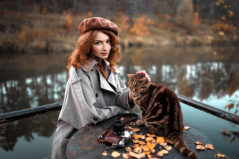 Картинка девушки -+рыжеволосые+и+разноцветные рыжая берет пальто кот листья осень фотоаппарат озеро
