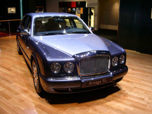 Картинка автомобили выставки уличные фото