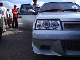 Картинка автомобили выставки уличные фото