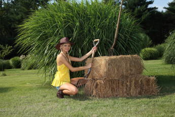 Картинка Franziska+Facella девушки   шляпа сапоги сено грабли