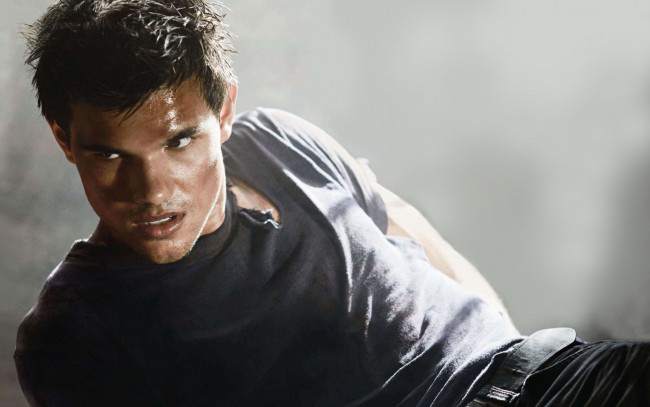 Обои картинки фото кино, фильмы, abduction, порванная, майка