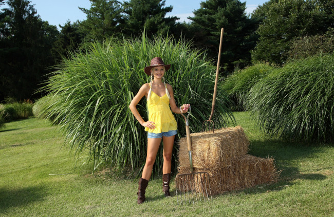 Обои картинки фото Franziska Facella, девушки, , , шляпа, сапоги, шорты, грабли, сено