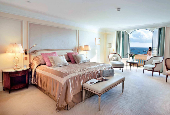 Обои картинки фото интерьер, спальня, диван, подушки, стулья