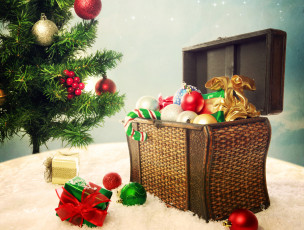 Картинка праздничные украшения шарики игрушки елка сундук