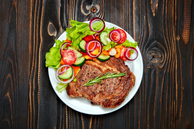 Обои картинки фото еда, мясные блюда, розмарин, отбивная, овощи