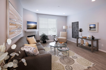 Картинка интерьер гостиная столы кресло диван картины жалюзи окно комната