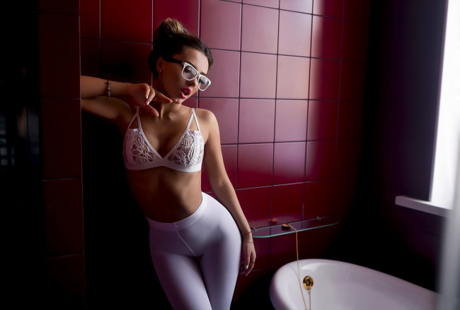 Обои картинки фото девушка, девушки, -unsort , блондинки,  светловолосые, колготки, очки, дарина, маркина, белый, лифчик, the, gap, ванна, живот, прозрачная, одежда, женщины
