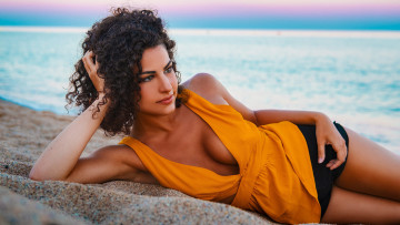 Картинка девушки -+брюнетки +шатенки девушка кудри причёска знойная супер обворожительная модель брюнетка красотка красавица флирт стройная фигура сексуальная секси поза взгляд макияж