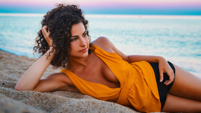 Обои картинки фото девушки, - брюнетки,  шатенки, девушка, кудри, причёска, знойная, супер, обворожительная, модель, брюнетка, красотка, красавица, флирт, стройная, фигура, сексуальная, секси, поза, взгляд, макияж