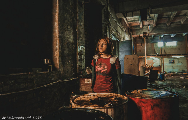 Обои картинки фото девушки, - креатив,  косплей, рыжая, футболка, грязь, бочки, скад, александра, невская