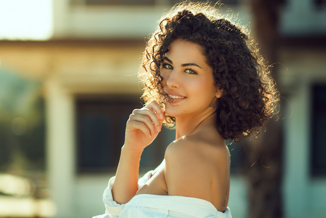 Обои картинки фото девушки, - лица,  портреты, девушка, портрет, лицо, кудри, причёска, знойная, супер, обворожительная, модель, брюнетка, красотка, красавица, флирт, стройная, фигура, сексуальная, секси, поза, взгляд, макияж