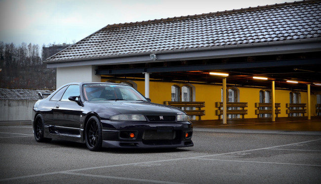 Обои картинки фото nissan r33 gtr, автомобили, nissan, datsun, черный, парковка, здание