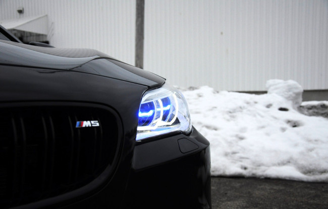 Обои картинки фото автомобили, фрагменты автомобиля, bmw-m5, черный, снег, фара