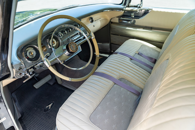 Обои картинки фото автомобили, спидометры, торпедо, imperial, southumpton, hardtop