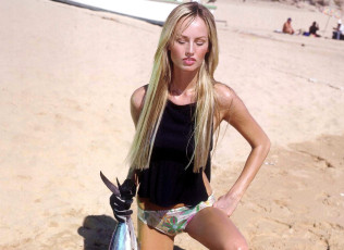 обоя девушки, adriana sklenarikova , karembeu, модель, блондинка, топ, трусики, перчатка, рыба, пляж