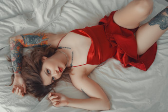 обоя сексуальная девушка, девушки, - брюнетки,  шатенки, девушка, женщина, шатенка, темноволосая, сексуальная, модель, звезда, позирует, разная, обувь, верхняя, стильная, одежда, нижнее, эротическое, бельё, трусы, лифчик, колготки, чулки, аксессуары, макияж, и, множество, элементов, на, фотографии