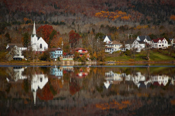 обоя города, - пейзажи, река, отражение, городок, дома, костел, осень