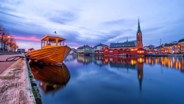 обоя norway,  church,  norway,  arendal, города, - улицы,  площади,  набережные, деревья, берега, лодка, река, здания, дома, ратуша, башня