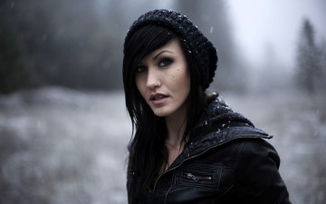 обоя девушки, - лица,  портреты, брюнетка, шапка, лицо, куртка, снег, зима