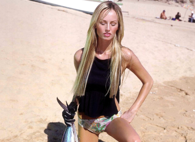 Обои картинки фото девушки, adriana sklenarikova , karembeu, модель, блондинка, топ, трусики, перчатка, рыба, пляж