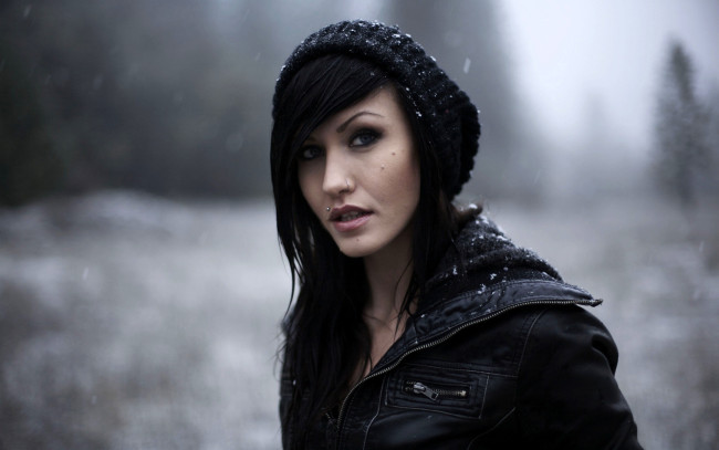 Обои картинки фото девушки, - лица,  портреты, брюнетка, шапка, лицо, куртка, снег, зима