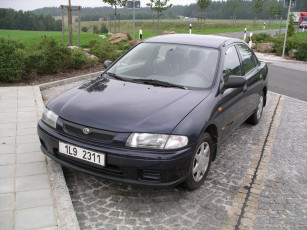 Картинка 323 автомобили выставки уличные фото