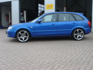 Картинка 323f автомобили выставки уличные фото